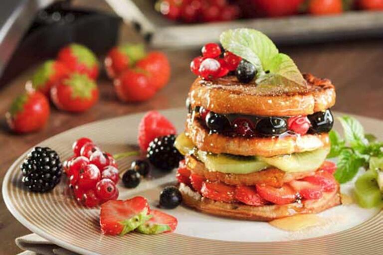 Pancake-Türmchen mit frischen Früchten